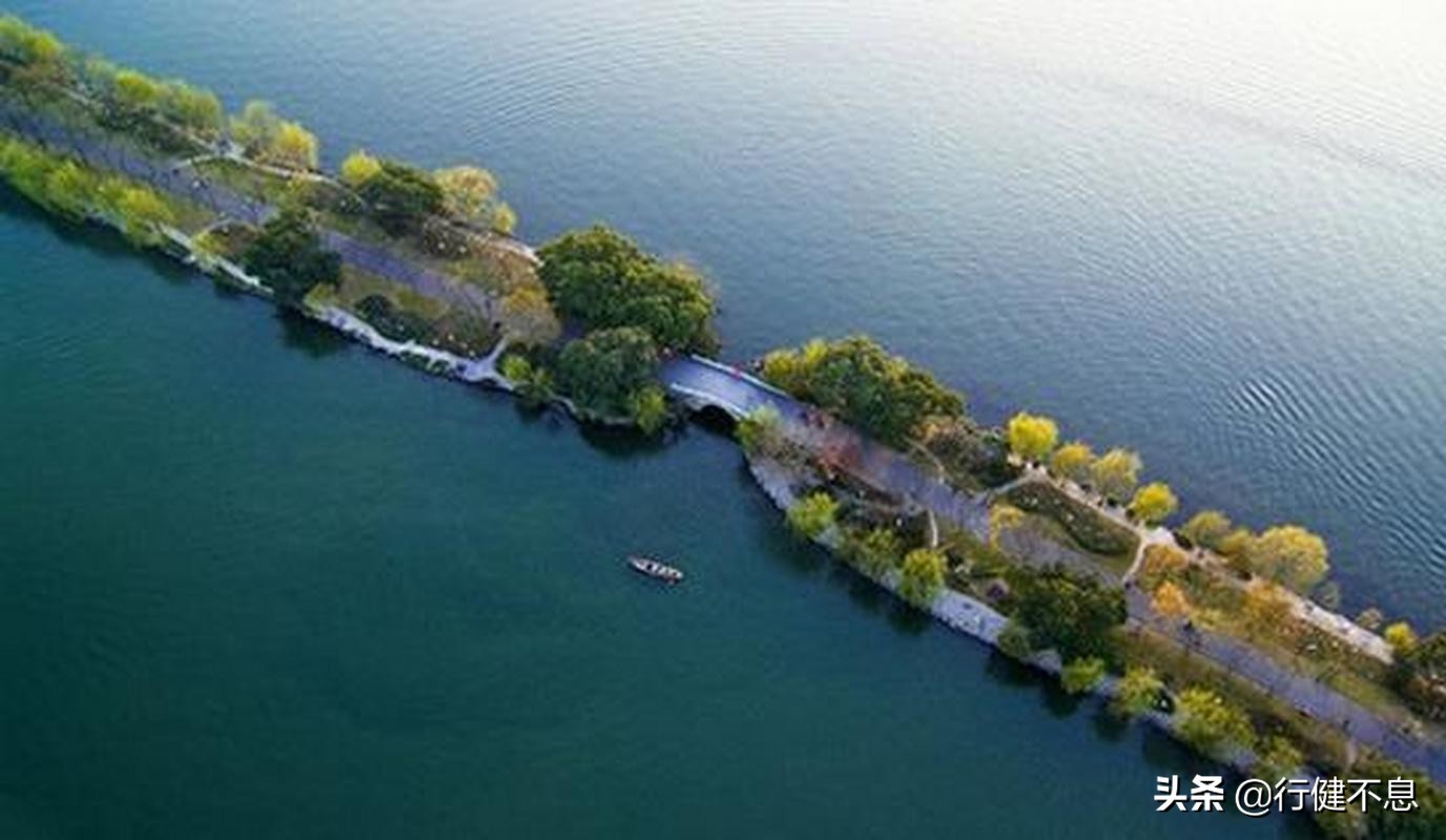 荷花十里桂三秋：十二首著名诗词，领略杭州的诗意之美