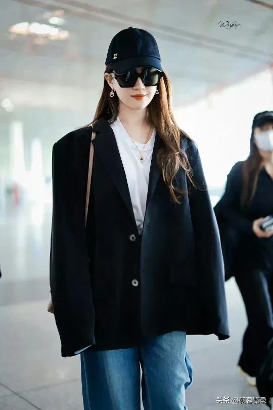 孙俪穿超短上衣秀小蛮腰,孙俪机场最新穿搭图片