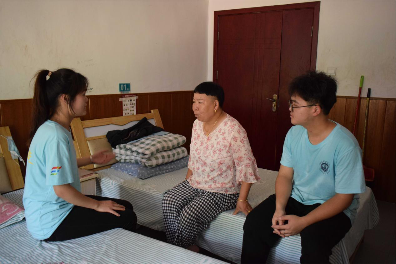 安中医大学生直播,名中医下乡义诊