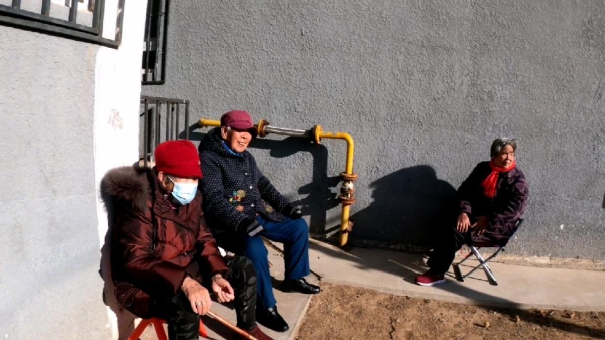 外国游客来到中国之后疑惑，为什么中国老人不用上班？