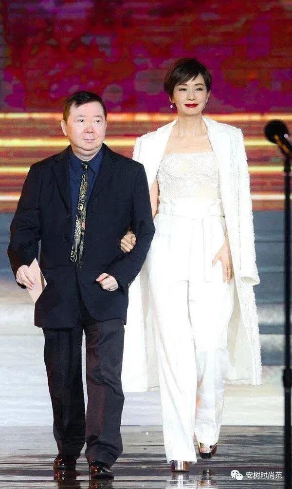 张国荣旧爱优雅老去真迷人！64岁毛舜筠风韵犹存，穿银色西装气质