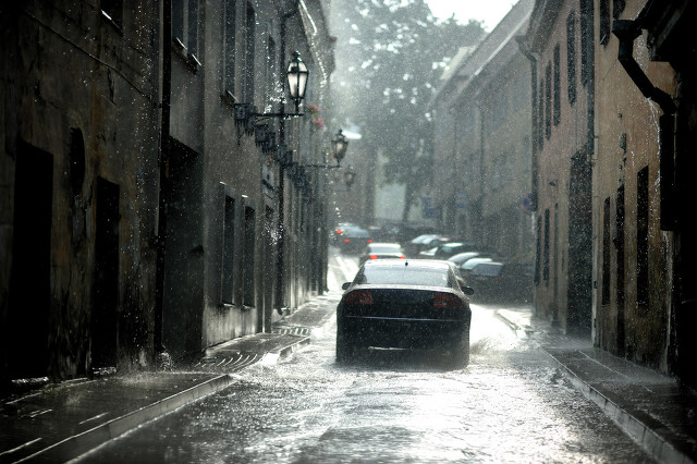 新能源汽车遇到暴雨和积水怎么办,新能源车遇到暴雨被泡水如何处理