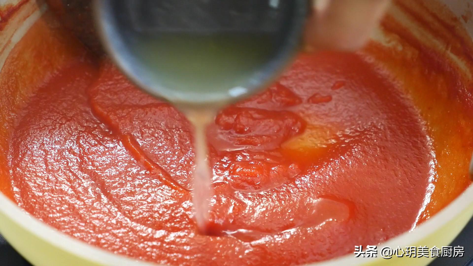 把番茄酱调成番茄沙司方法,把番茄放入冰箱边