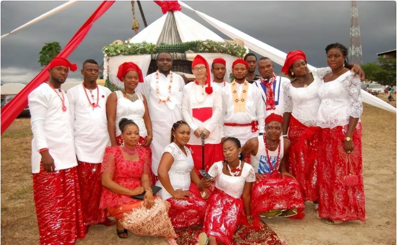 2018年，中国宁夏小伙李满虎被非洲土皇册封酋长，如今过得怎么样