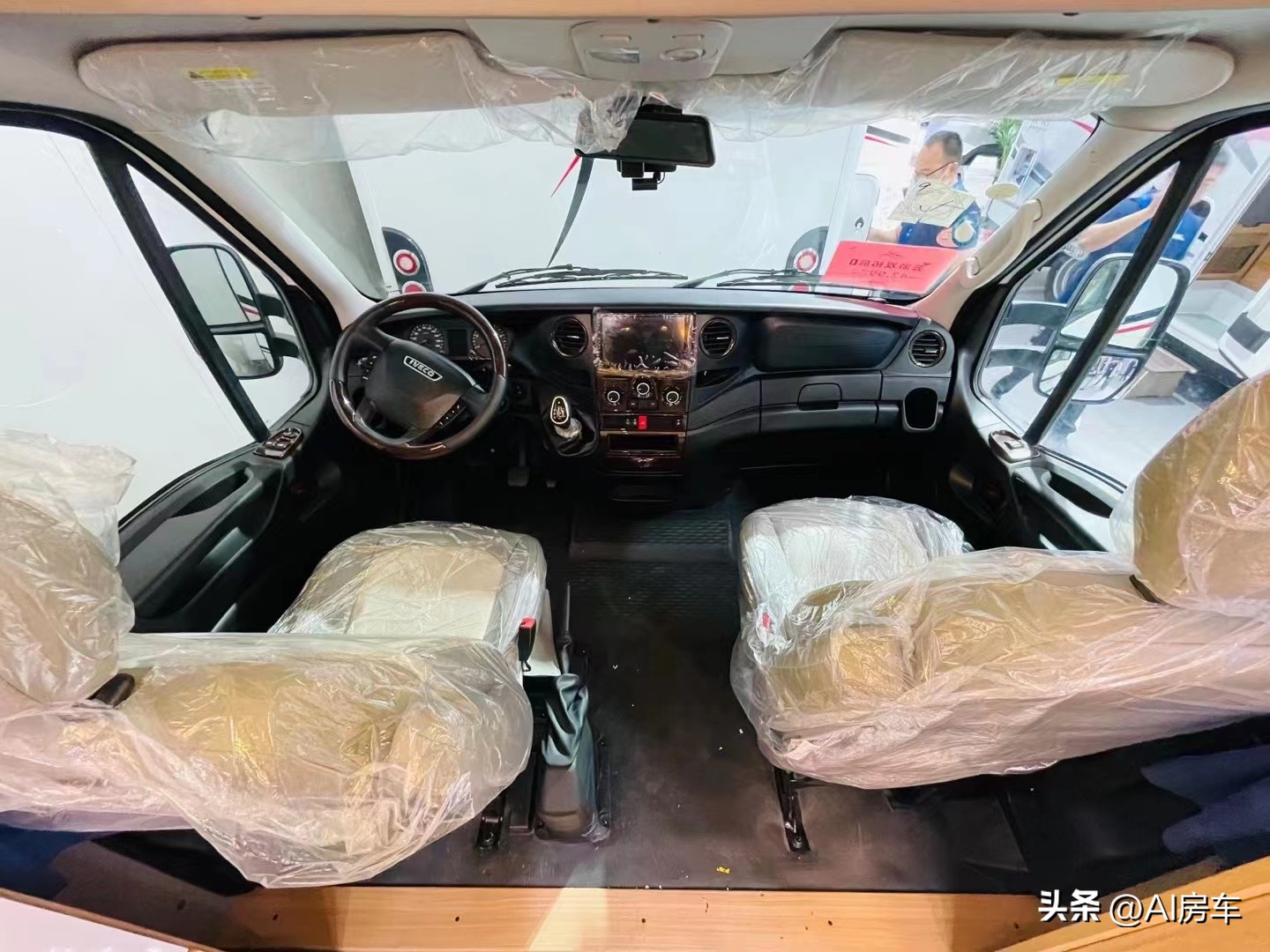 轻卡超大太阳能房车,800瓦太阳能配多大电池