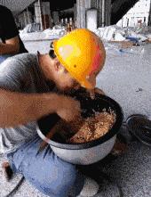 女孩子看起来外表美丽，其实裤袜已经掉到大腿根了！哈哈哈