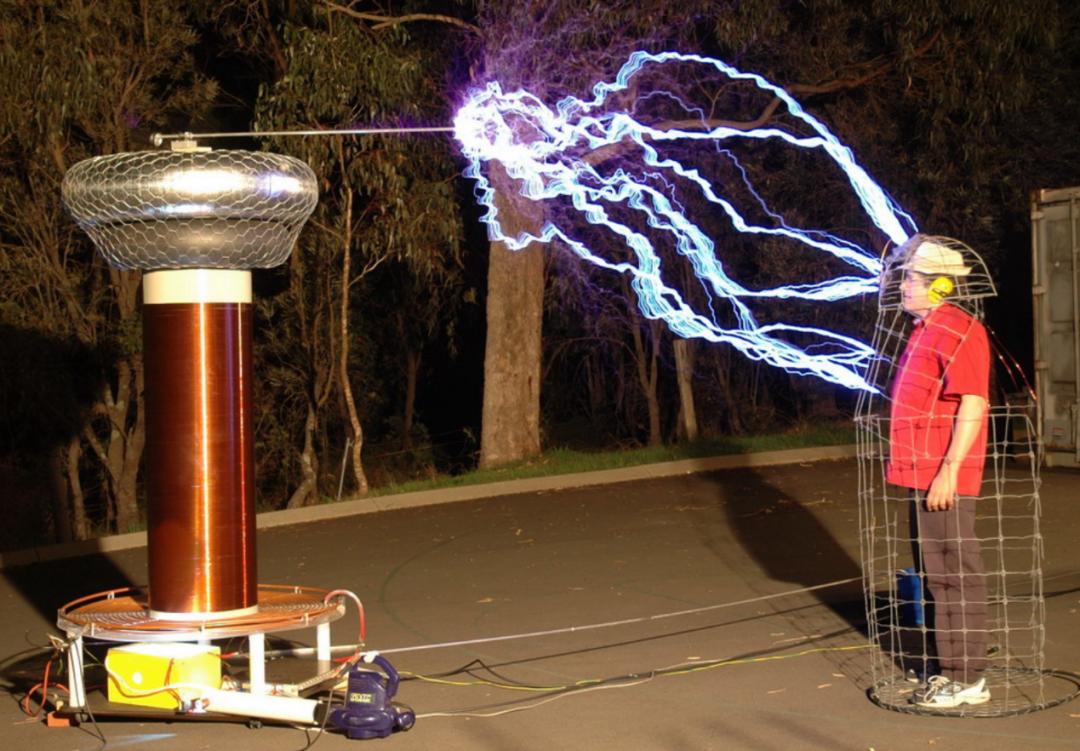 雷雨天开车有危险吗,雷雨天开电车回家危险吗