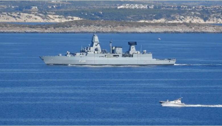 非说中国雇佣德退役飞行员！德国防长口气不小，扬言派军舰来巡航