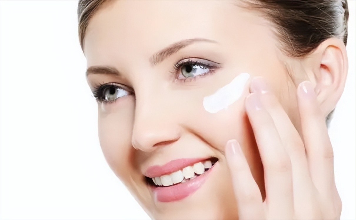 莫克丽肤学会正确涂面霜，让肌肤保持年轻态