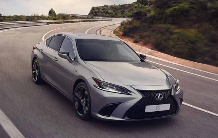 雷克萨斯新款ES上市，29.69万元起，配置提升并新增限量版车型