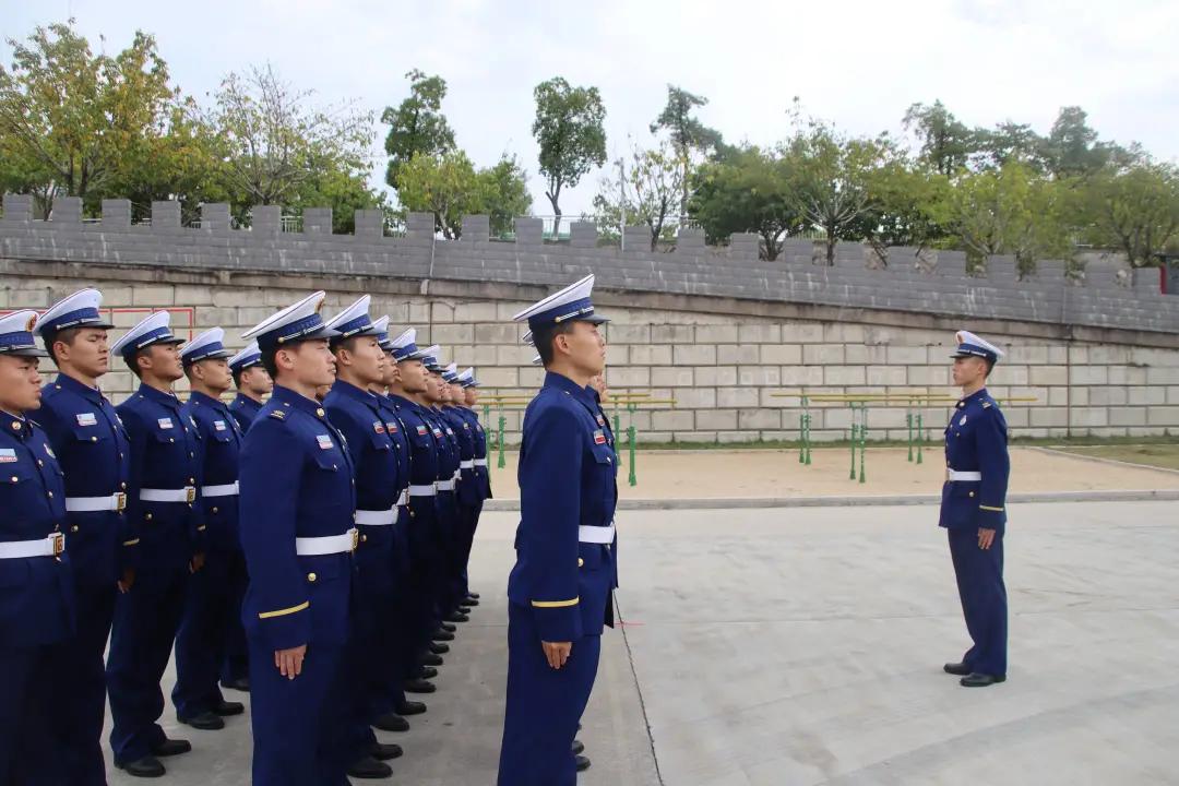 新消防员队列训练,消防员阳光下队列训练