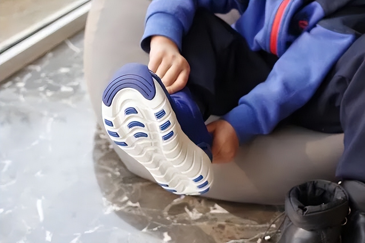 儿童衣服超标致癌有什么特征,儿童衣服含致癌物央视