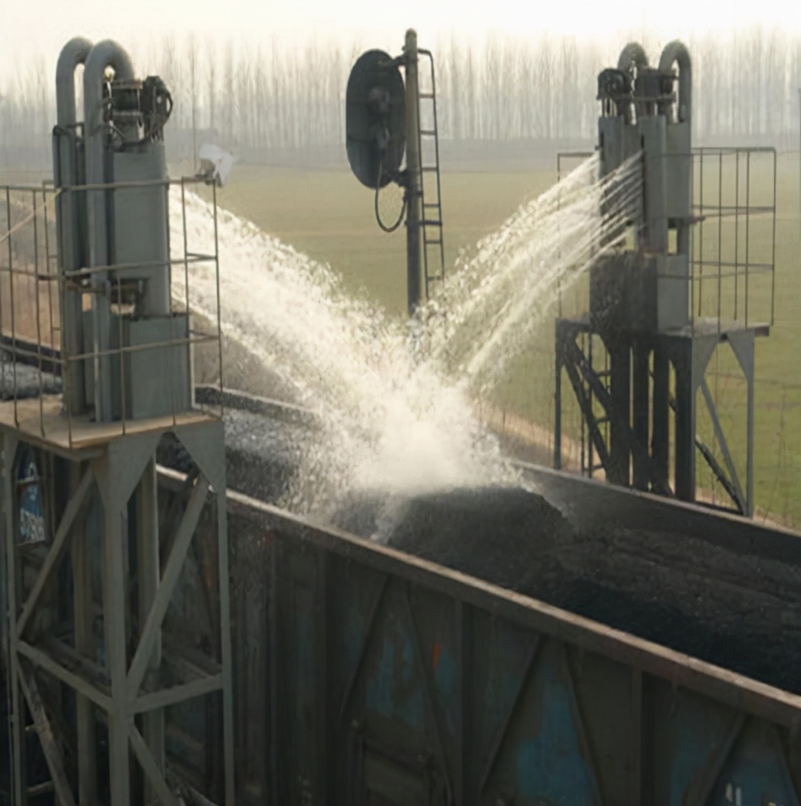 煤矿抑尘剂喷洒,煤炭抑尘剂使用效果图