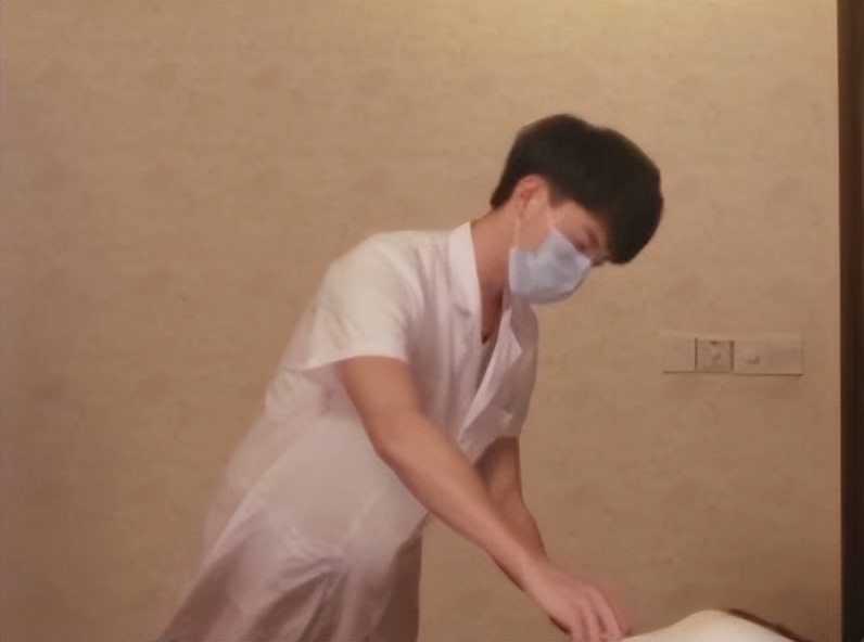 90后小伙转行做催乳师,90后小伙学催乳