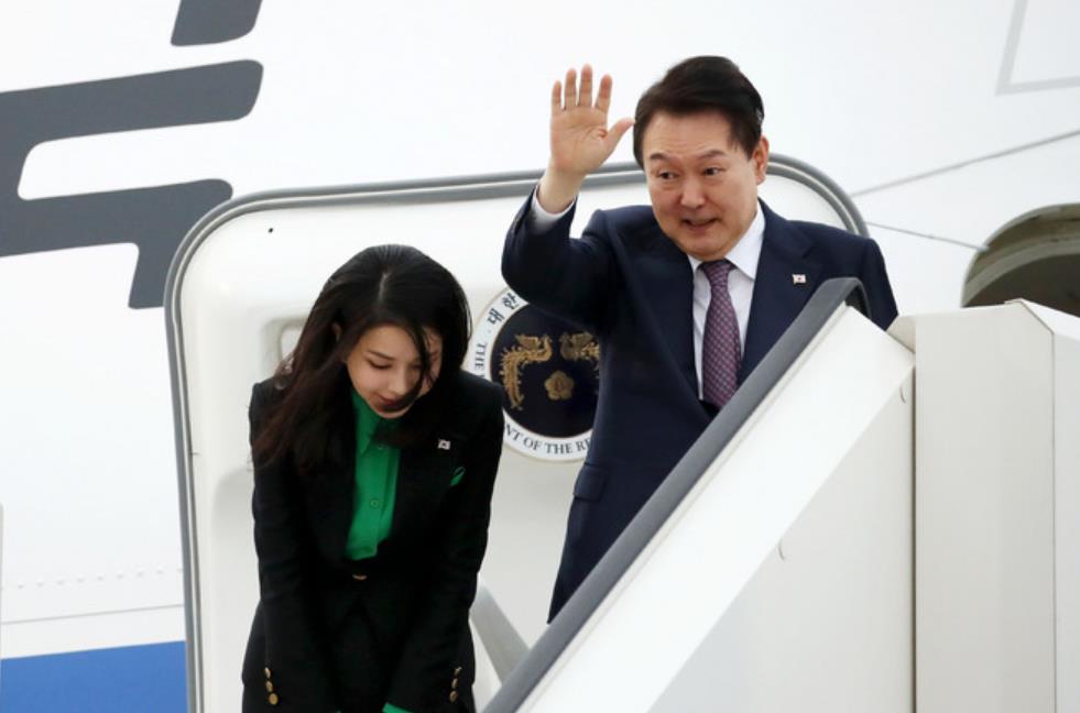 韩国第一夫人穿衣搭配惊艳,韩国第一夫人蓝色大衣穿搭