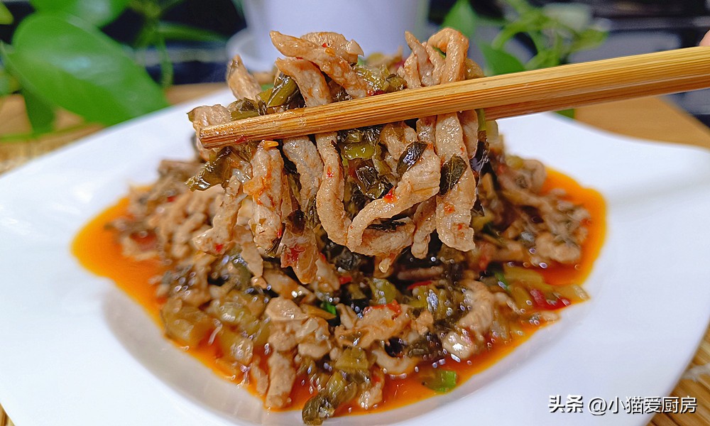 四川正宗水煮酸菜肉片做法,四川酸菜的做法酸辣脆爽特别开胃