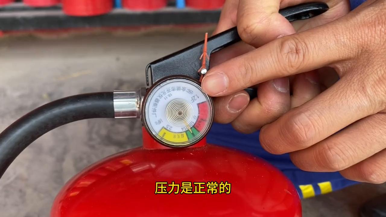 干粉灭火器两年了会结块吗,干粉灭火器满几年再充装