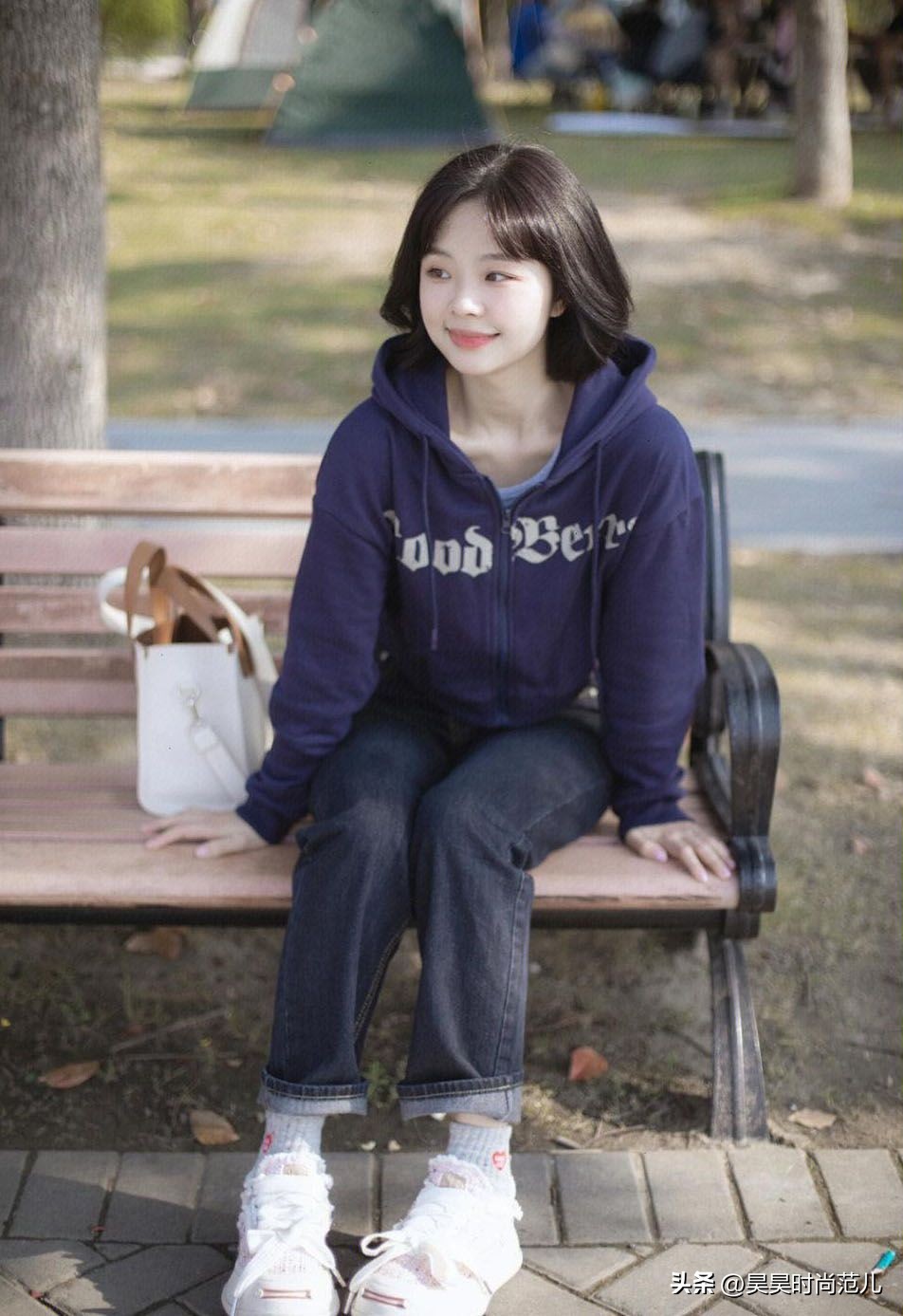 卫衣搭配外套的穿搭春款,矮个子初春风衣卫衣搭配