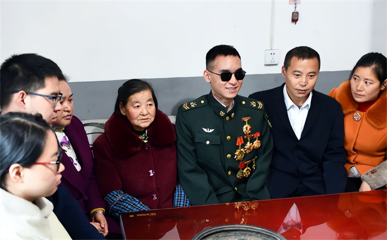 中国排雷英雄杜富国授勋仪式,排雷英雄杜富国八一勋章视频