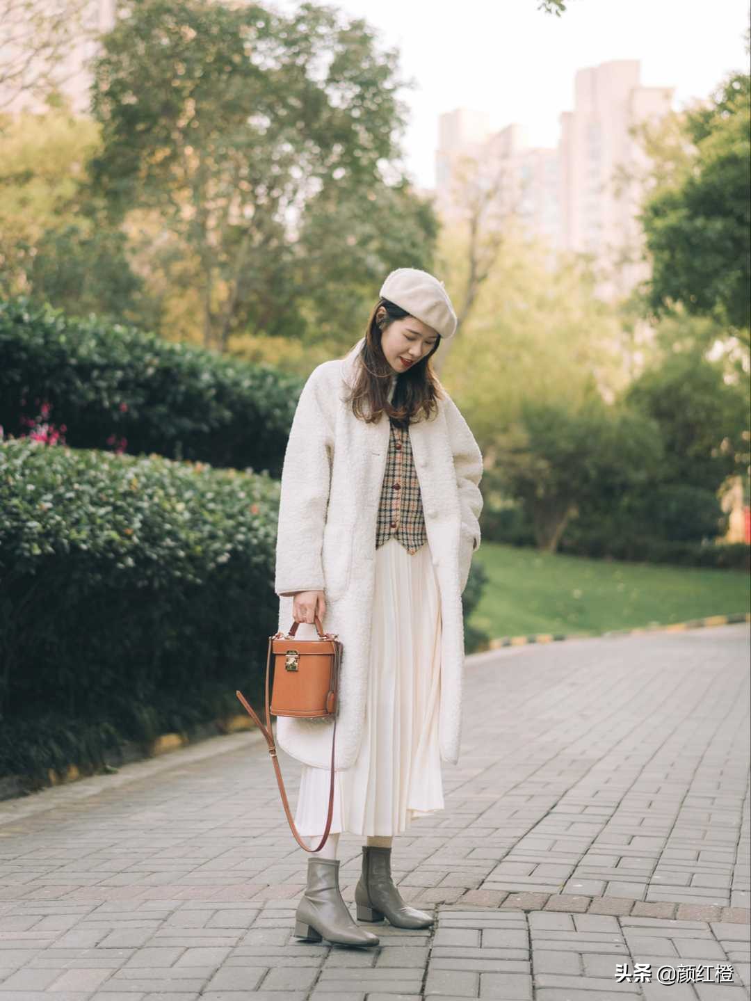 又火了一种穿法叫“羊毛羔外套+半身裙”，洋气精致还保暖，太美