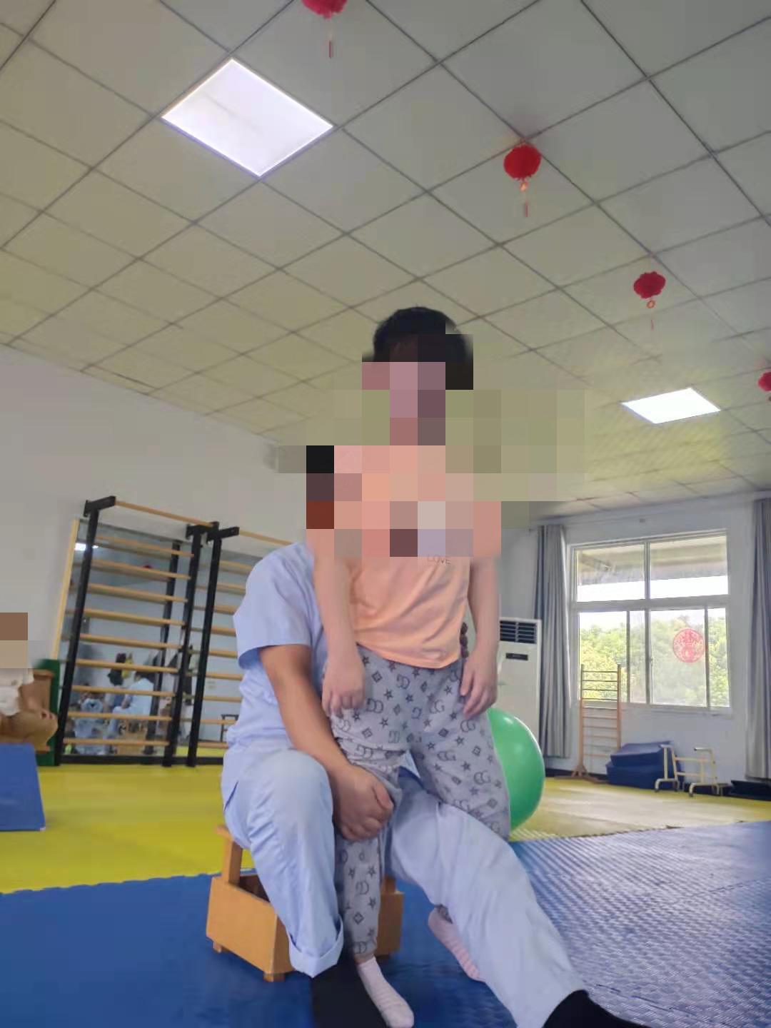 脑瘫康复与脑梗康复,小儿脑瘫在家可以做康复训练吗