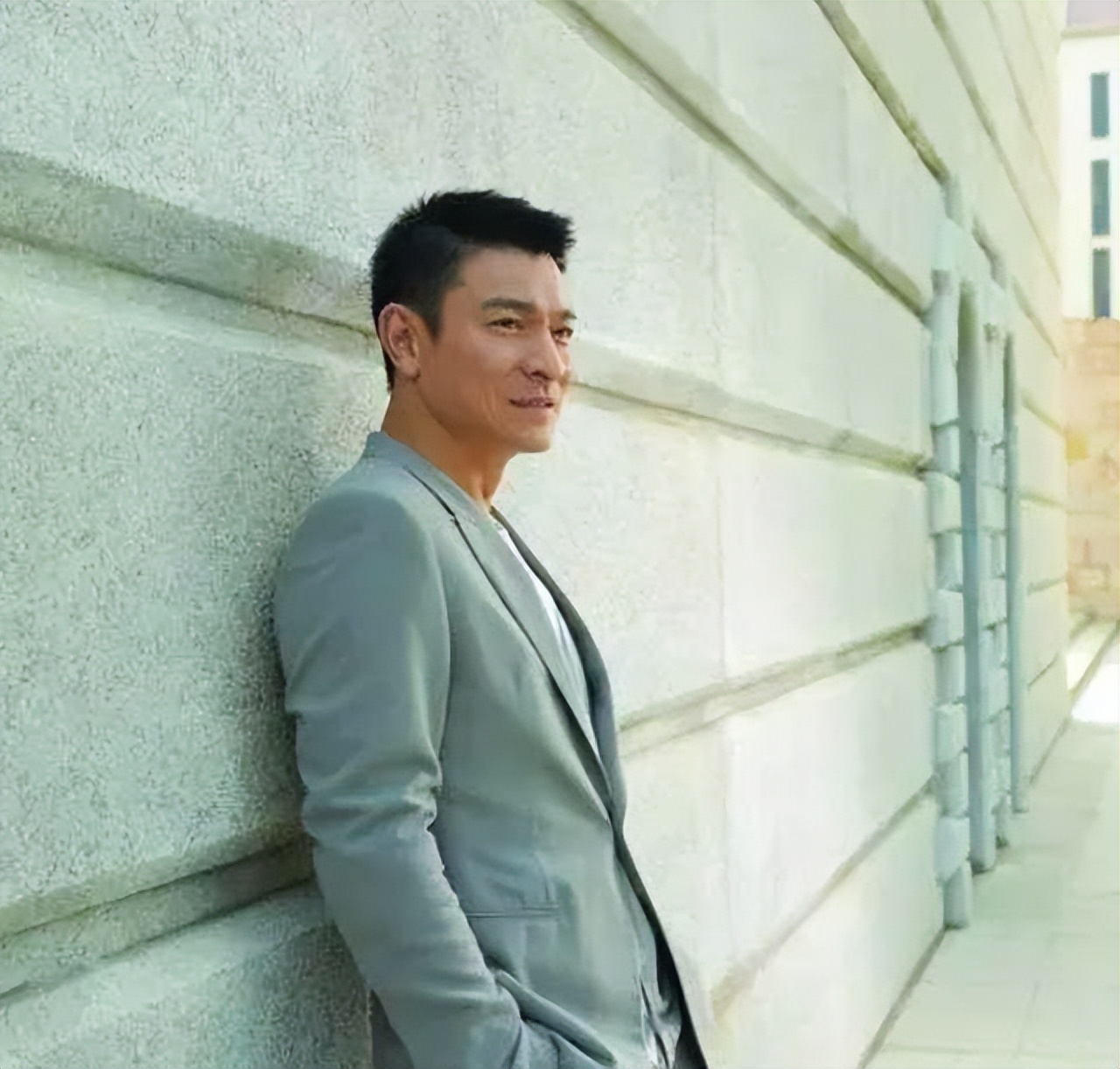 “惨遭吸血”刘德华：身价百亿却让姐姐住贫民窟，她到底做了什么