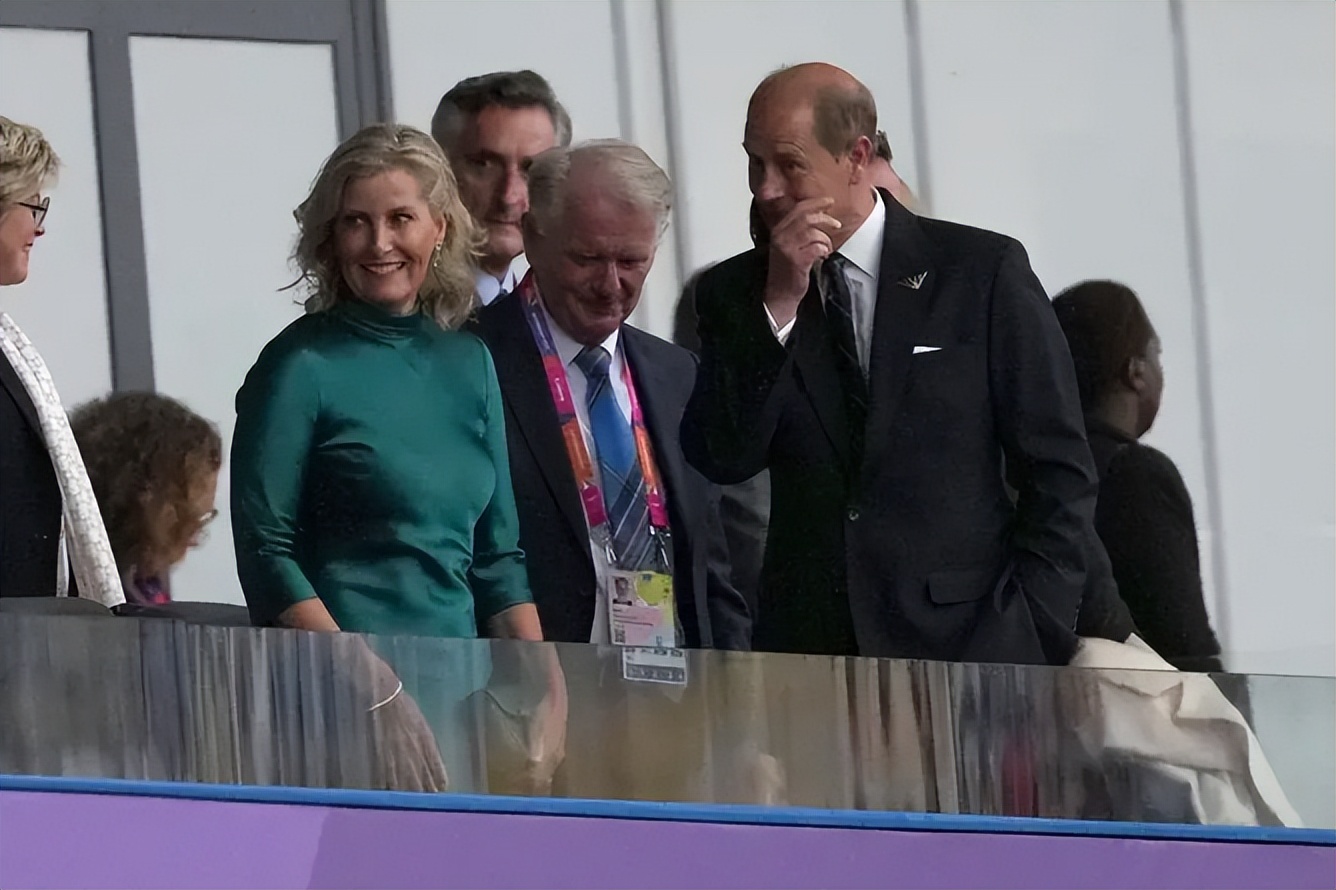 查尔斯弟媳,查尔斯和弟媳