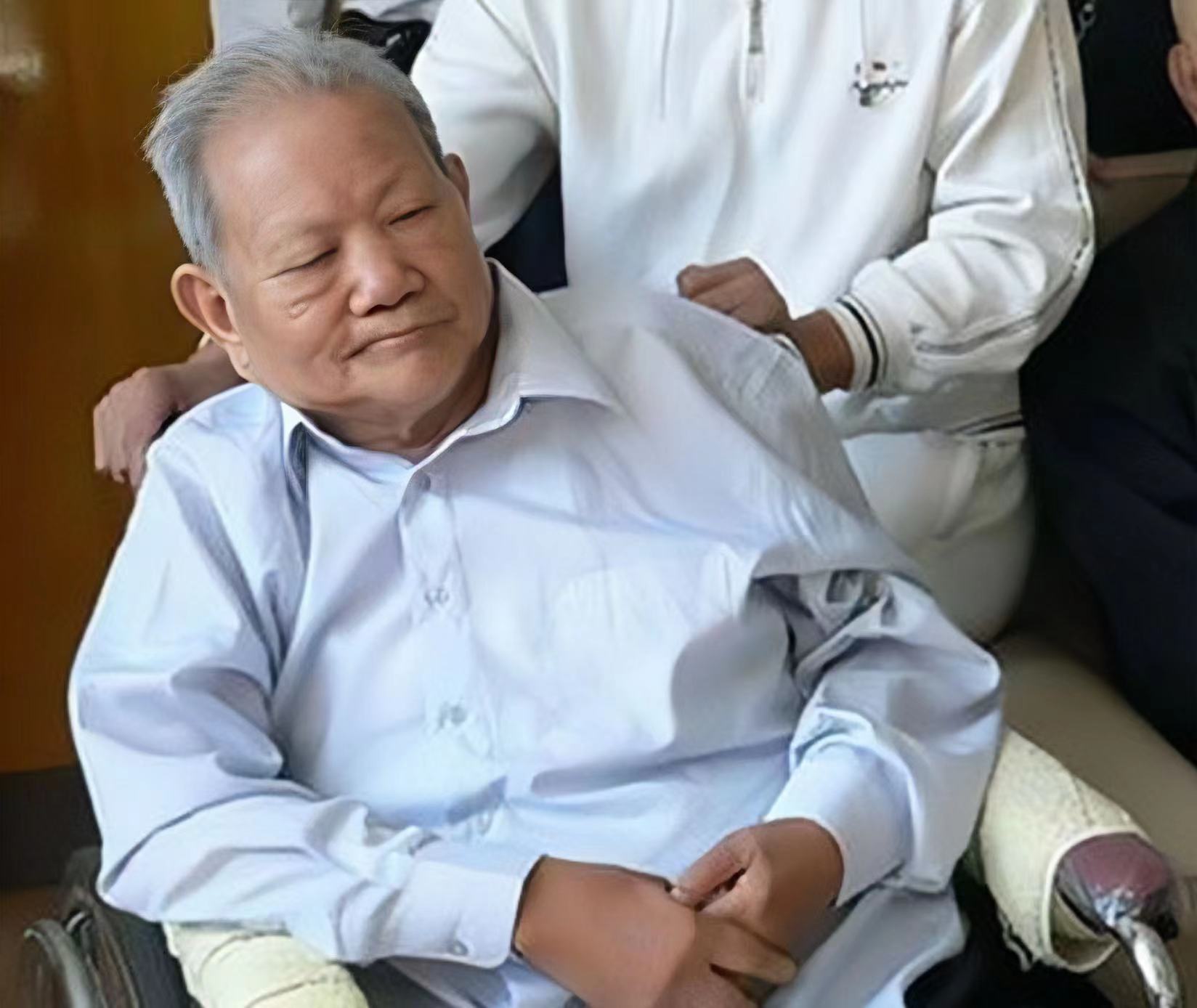 吕正操听不懂湖南话，王爱梅偷偷做了一个手势，被毛*东泽**一眼识破