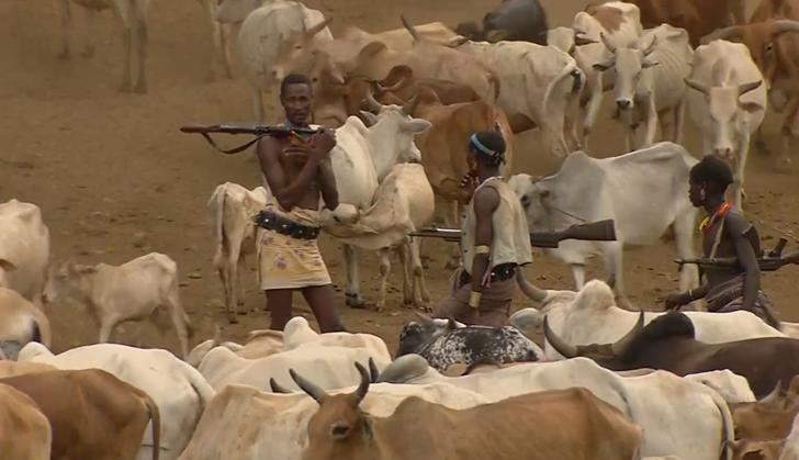 非洲原始部落的真实生活：女人想找对象，就要主动让男人鞭打