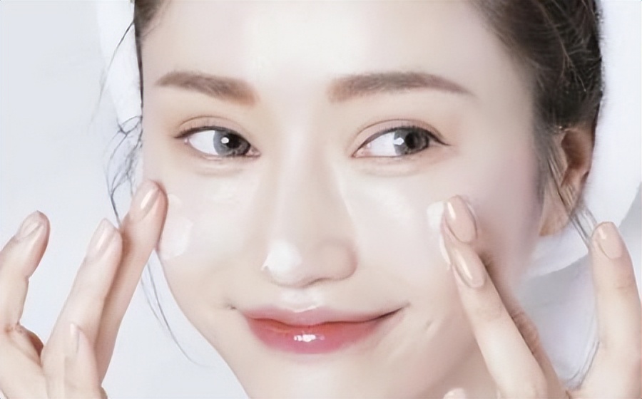 莫克丽肤学会正确涂面霜，让肌肤保持年轻态