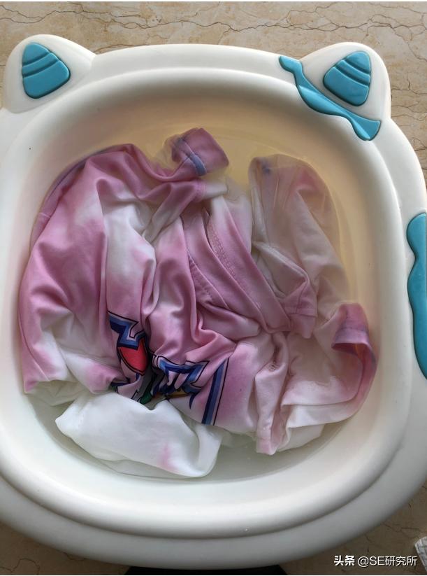 白色t恤染色了怎么清洗,纯棉白色衣服被染色怎么处理干净