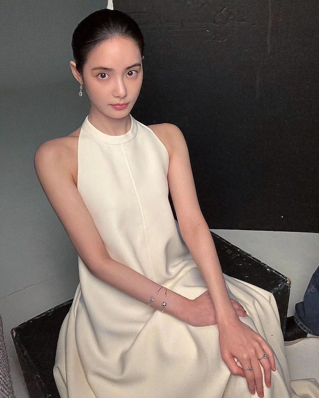 别再披头散发了教你一招秒变女神,今年别再披头散发了三款减龄发型