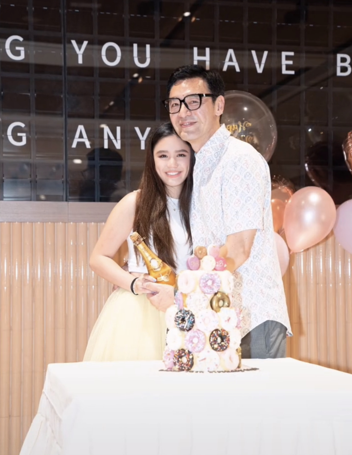 钟镇涛22岁女儿为继母庆祝,钟镇涛71岁大寿视频