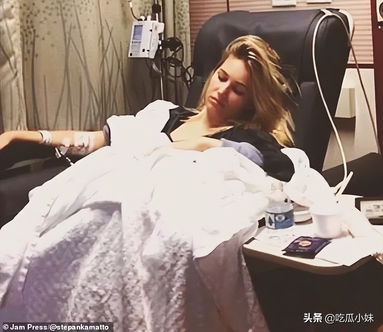 女网红出售“瓶装臭屁”掏空身体，如今又在成人网站改卖“胸汗”