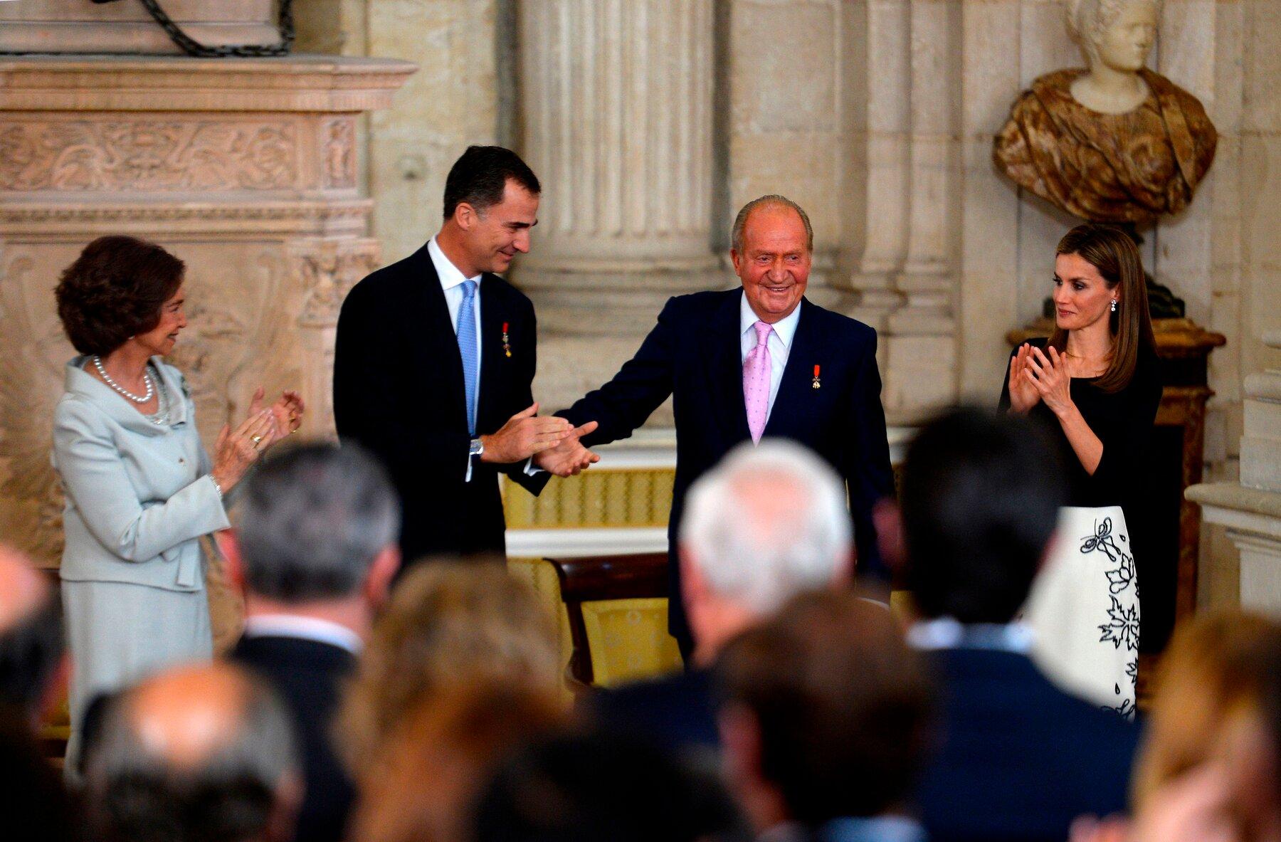 西班牙老国王：5000名*妇情**遍天下，晚年被迫退位，被“化学阉割”