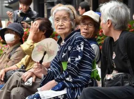 赚钱难了吗？把“赚”拆开，贝兼，就是别一条道跑到黑的意思