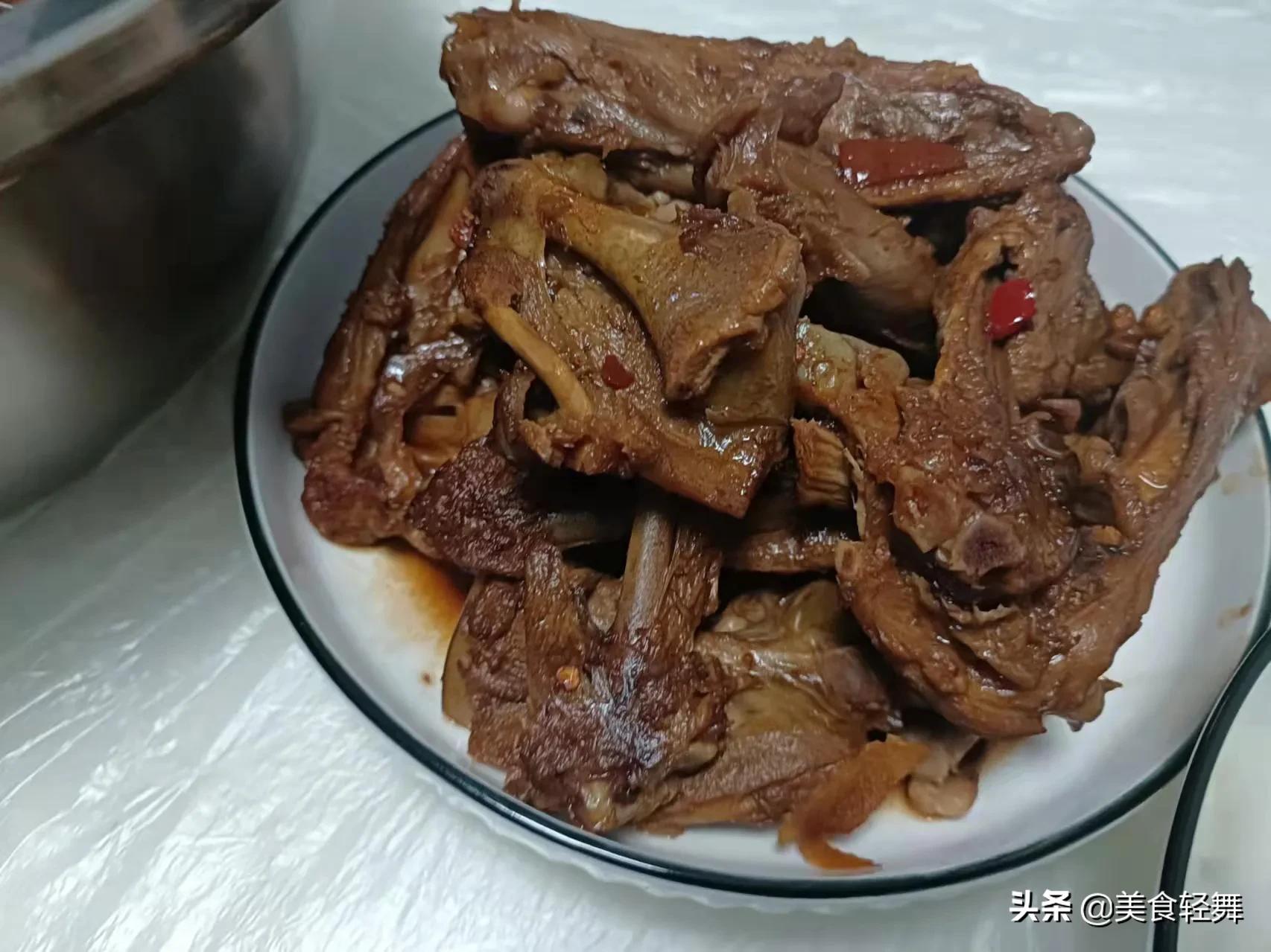 去女友家拜年，妈妈做了13道菜，男友却没敢动筷，网友：太不讲究