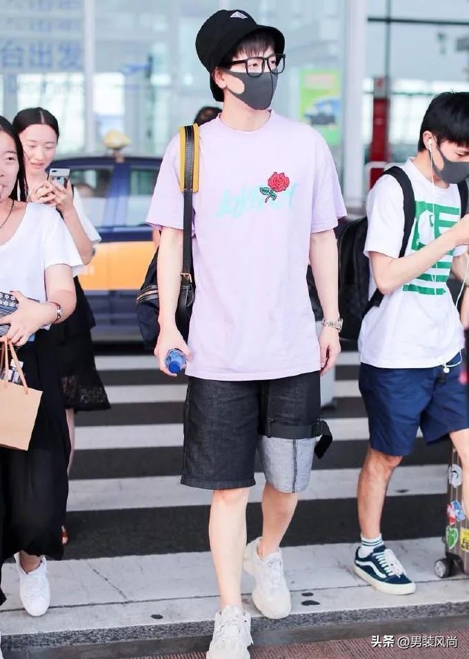 男士黑色t恤搭配什么颜色牛仔裤,男士白色t恤配什么颜色牛仔裤