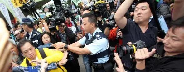 外交部原副部长：97年香港回归前，英国每年从香港拿走上千亿元！