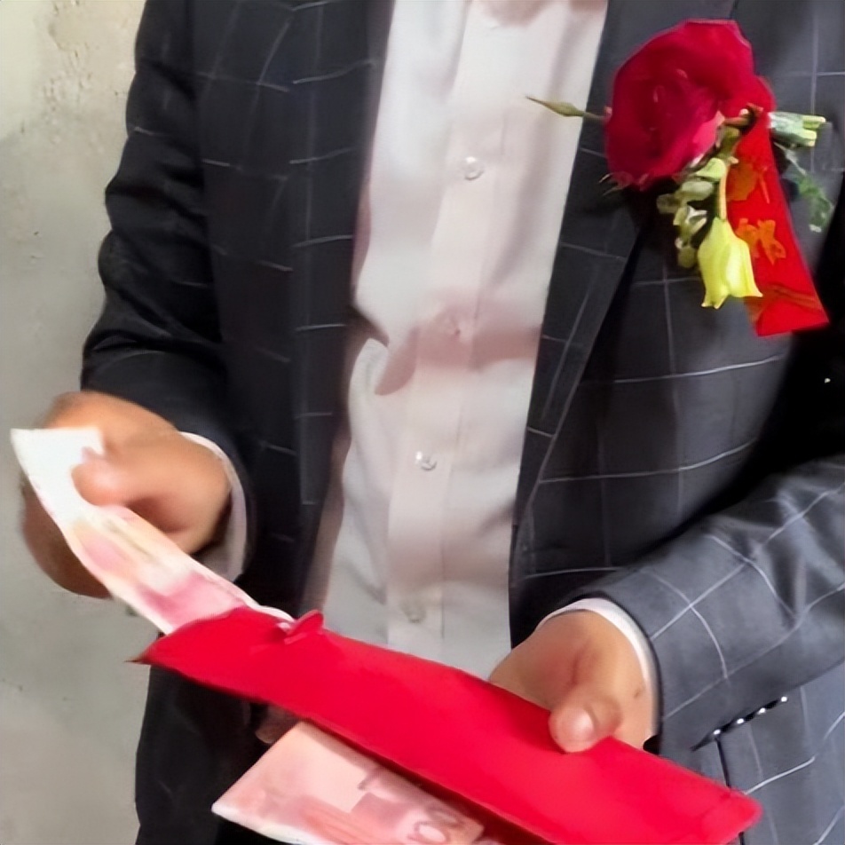 新郎接亲发800红包,江苏小伙结婚给丈母娘接亲