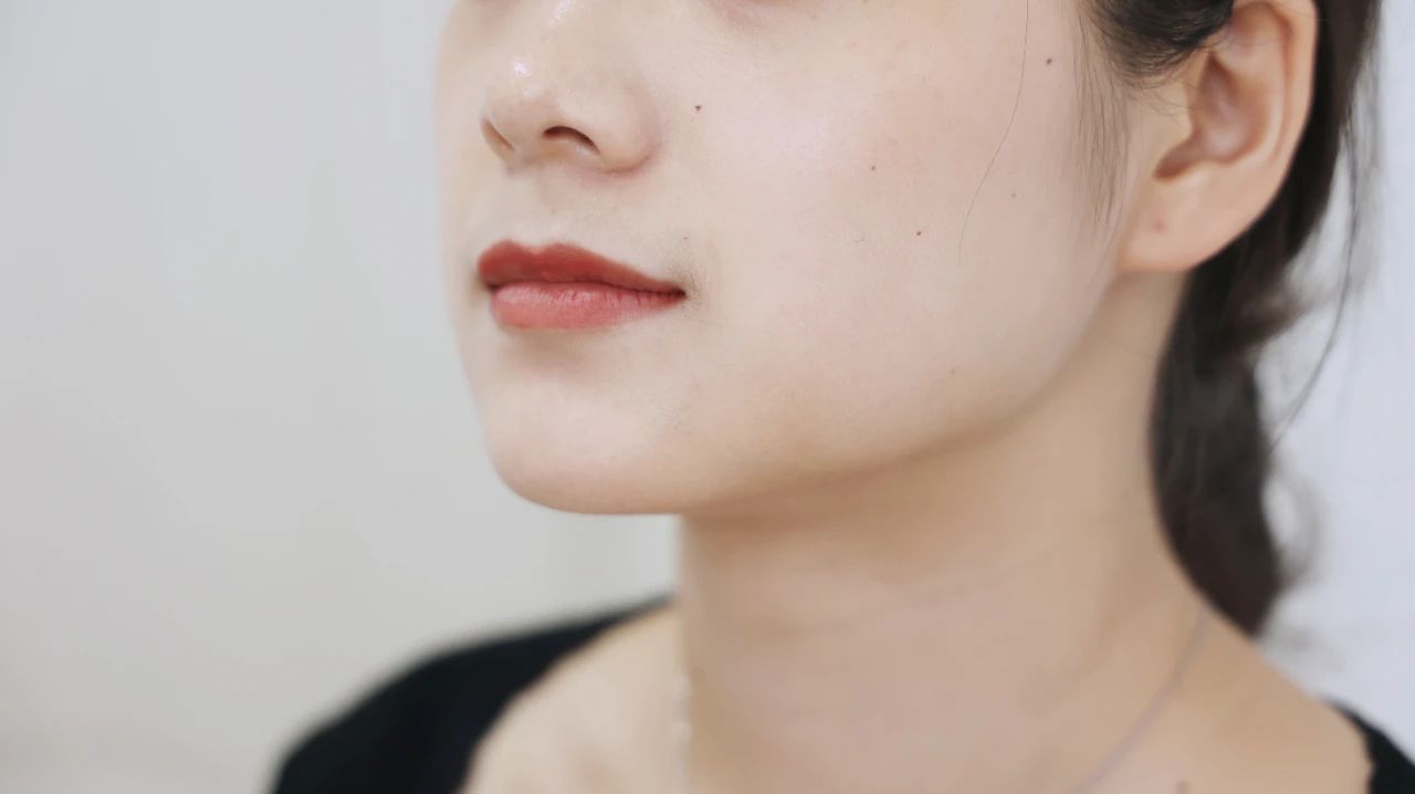 女性左手长期戴银手镯会怎么样,属马的女性戴银手镯会什么样的呢