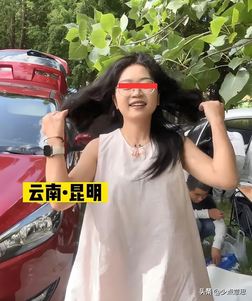 90后姑娘大学毕业选择摆摊,云南大学生毕业摆摊很丢人吗