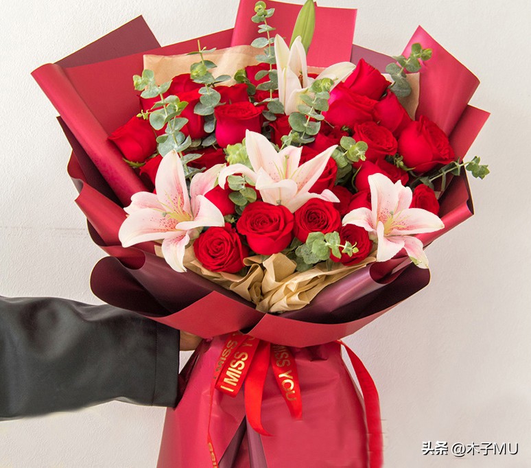 红玫瑰适合送什么人,送女朋友送红玫瑰还是粉玫瑰