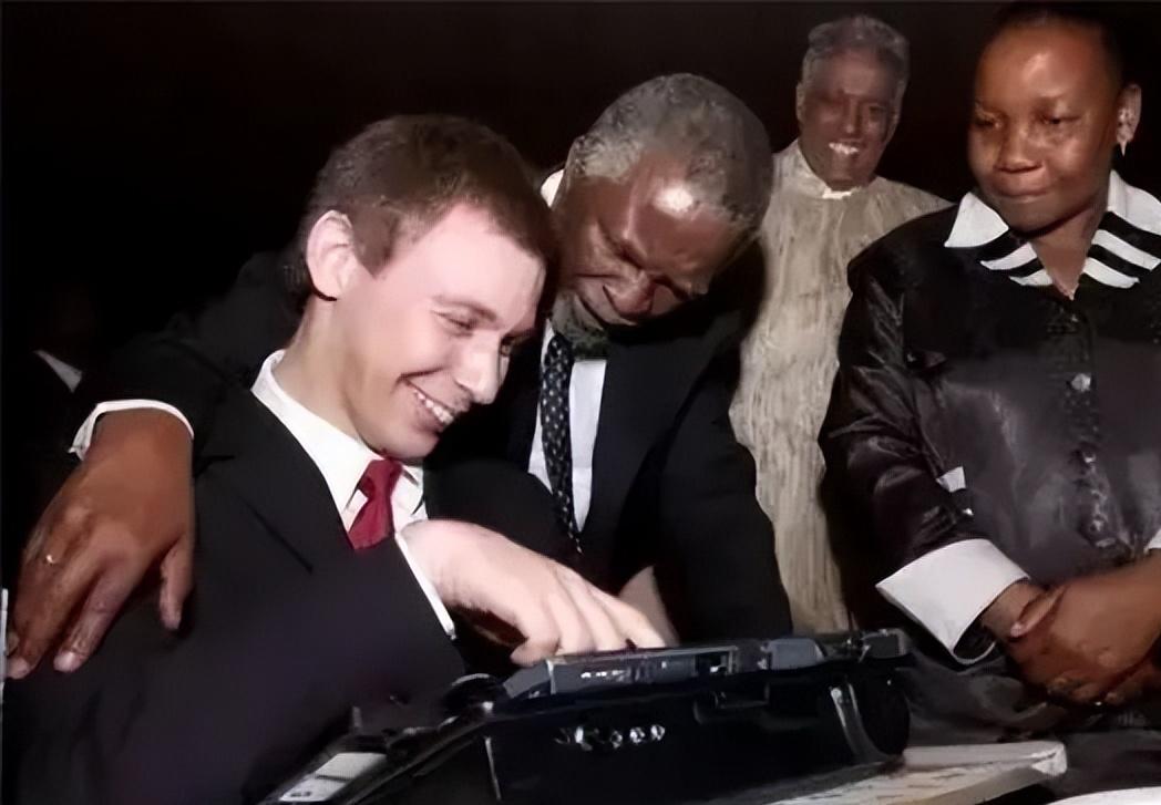 幽灵男孩马丁卧床14年,幽灵男孩马丁患病卧床