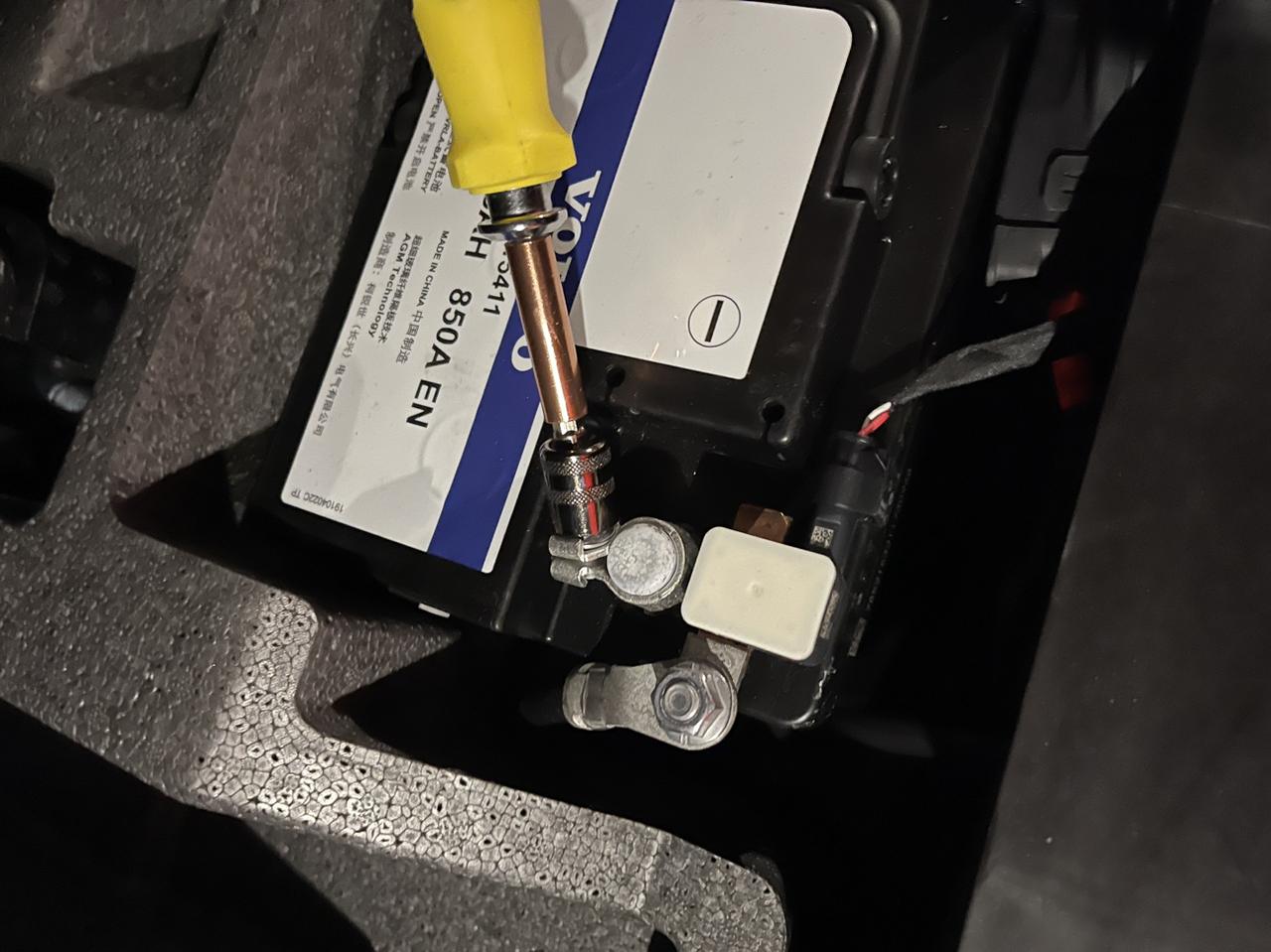 沃尔沃电瓶亏电sos灯怎么处理,沃尔沃xc90亏电没声音怎么办