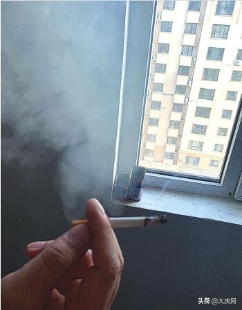 楼下专设吸烟室邻居拒绝二手烟,楼下吸烟强迫他人长期吸入二手烟