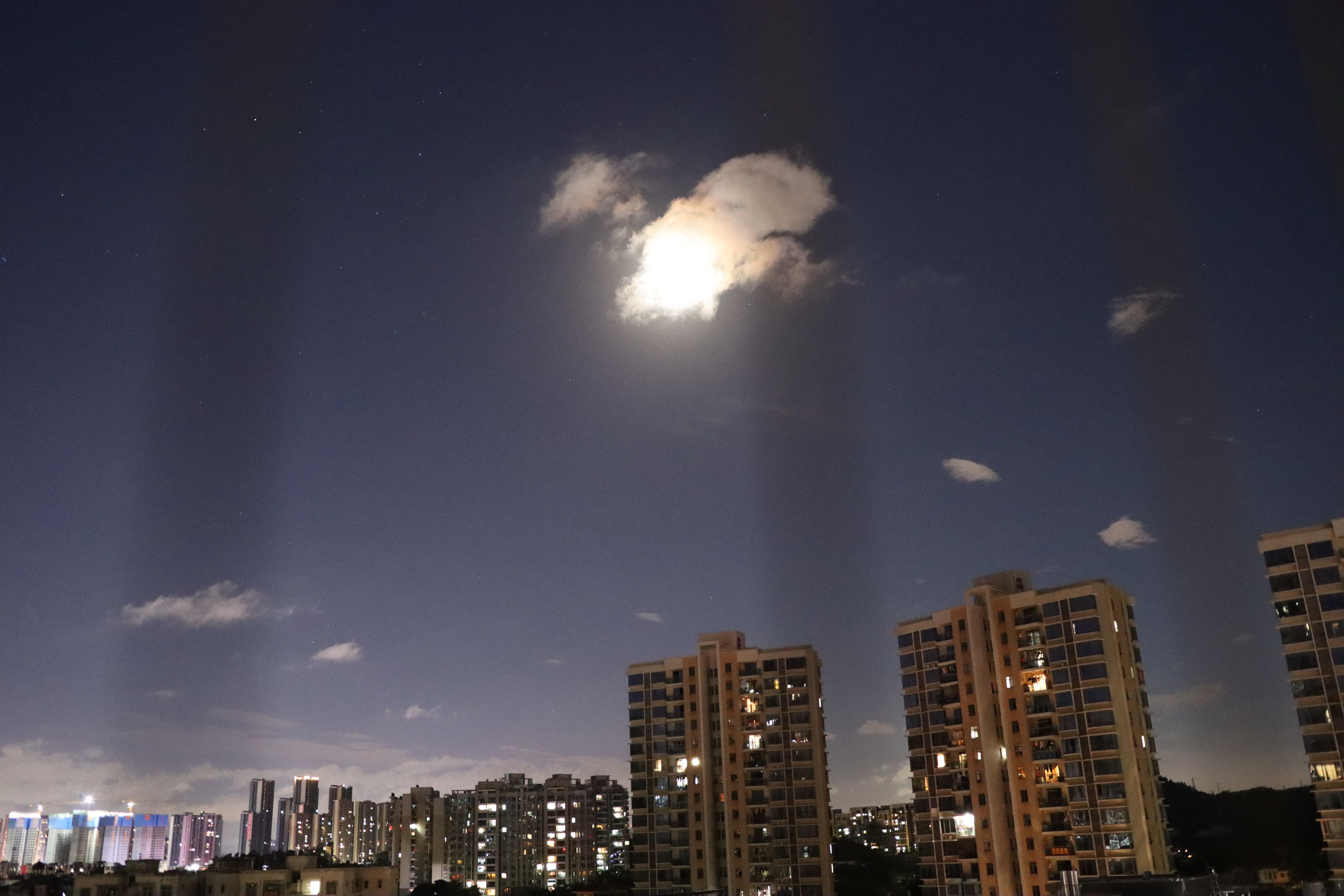 用eos700d拍大片,90d配适马18-35镜头重量