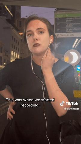 亚裔美女走在街头突然被骂：你们亚洲女戴美瞳就为有蓝眼睛！做作