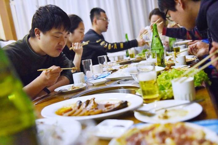 鲁豫采访中原酒神张政完整视频,酒神张政现在在做什么工作