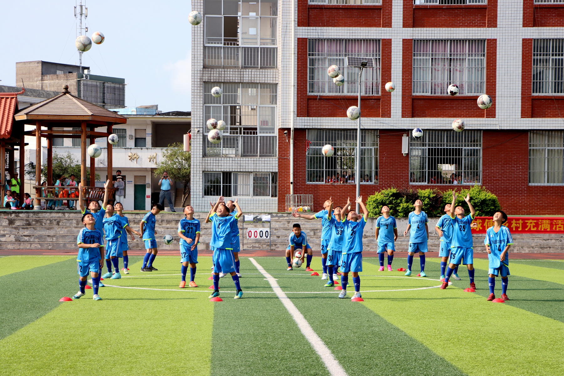 绿茵逐梦小学生校园足球联赛,全县中小学生校园足球赛开赛